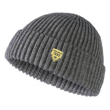 Gorro Unissex Brooklyn Knit em tricô canelado com design moderno e estilo urbano para inverno.