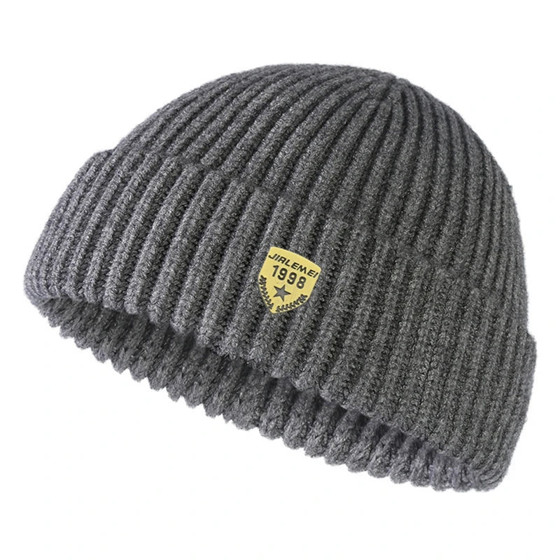 Gorro Unissex Brooklyn Knit em tricô canelado com design moderno e estilo urbano para inverno.