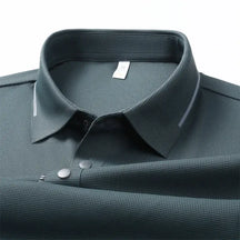 camisa polo masculina azul marinho com tecido tecnológico respirável e elasticidade exibida em cabide mostrando textura do tecido