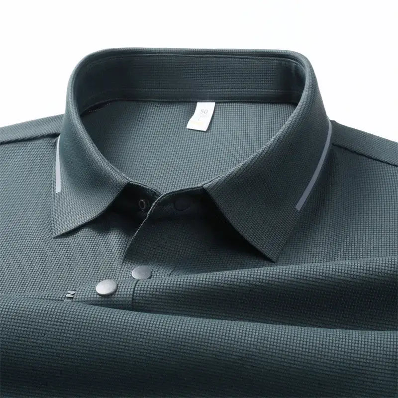 camisa polo masculina azul marinho com tecido tecnológico respirável e elasticidade exibida em cabide mostrando textura do tecido