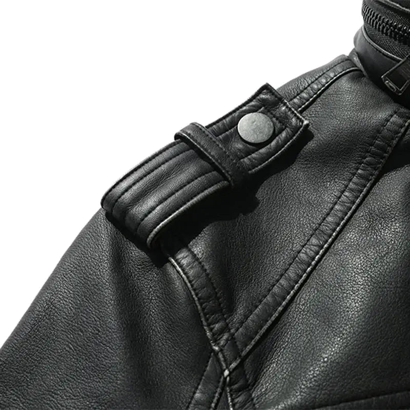 jaqueta masculina preta estilo couro biker com gola alta e bolsos com zíper