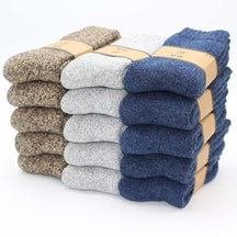 Kit com 5 pares de meias masculinas térmicas grossas em lã e cashmere nas cores bege, cinza e azul para inverno.