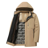 Parka masculina bege premium com interior térmico peluciado e capuz para inverno e clima frio intenso.