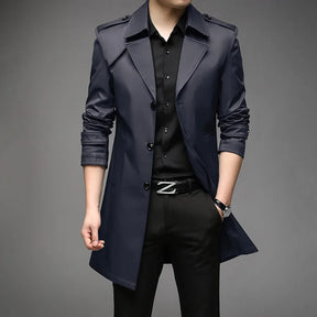 Trench coat masculino elegante com corte alongado e fechamento por botões frontais