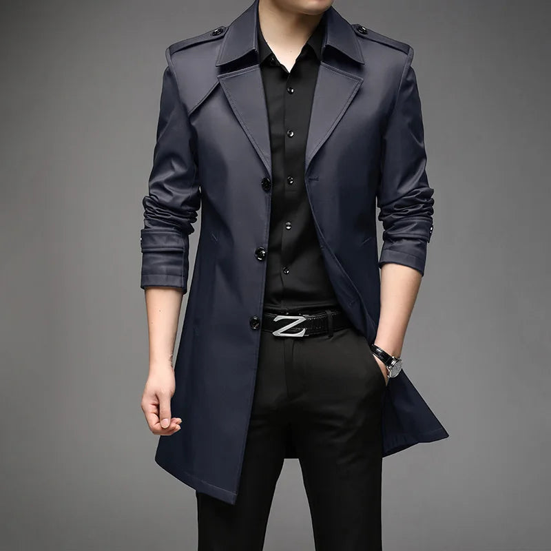Trench coat masculino elegante com corte alongado e fechamento por botões frontais