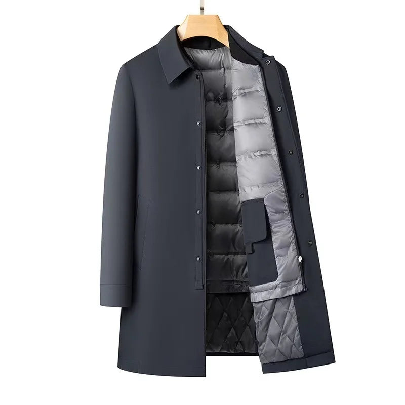 Sobretudo masculino preto com forro interno removível acolchoado em pluma, modelo longo elegante para inverno.