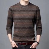 Suéter masculino gola alta texturizado. Elegância premium e conforto térmico para o inverno.