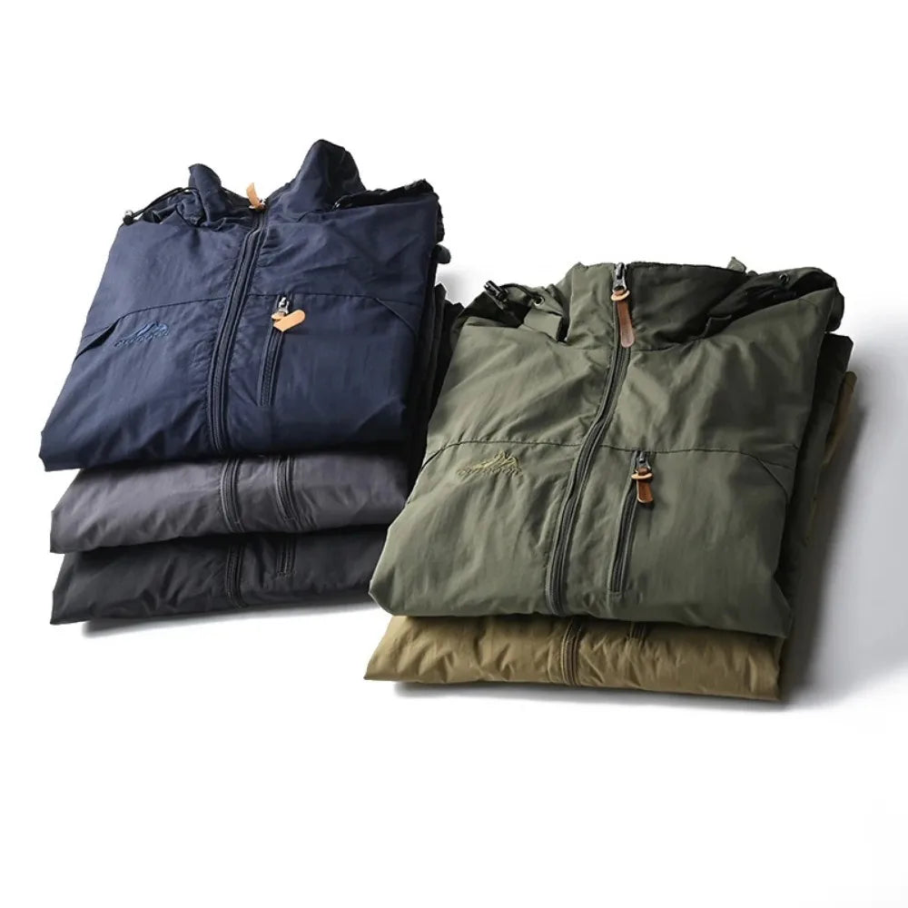 Jaqueta masculina bege corta-vento com capuz oculto e fechamento em zíper estilo outdoor premium.