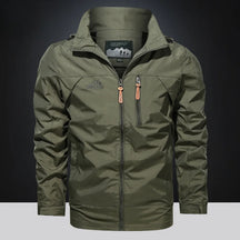Jaqueta masculina bege corta-vento com capuz oculto e fechamento em zíper estilo outdoor premium.