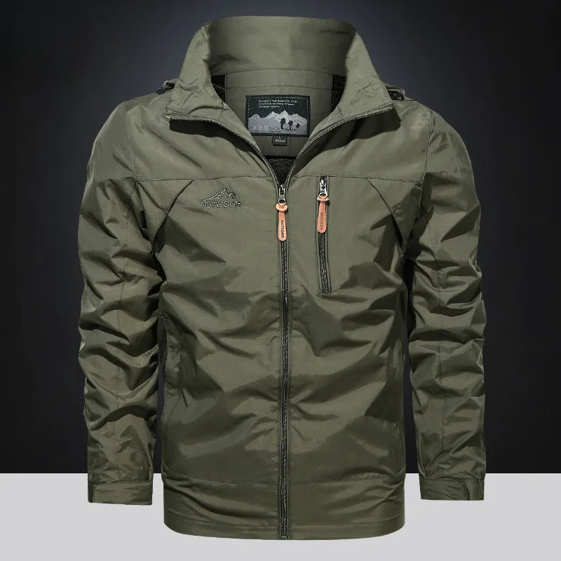 Jaqueta masculina bege corta-vento com capuz oculto e fechamento em zíper estilo outdoor premium.