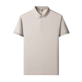 camisa polo masculina jacquard com textura 3d e tecido tecnológico respirável exibida em cabide mostrando detalhes do tecido
