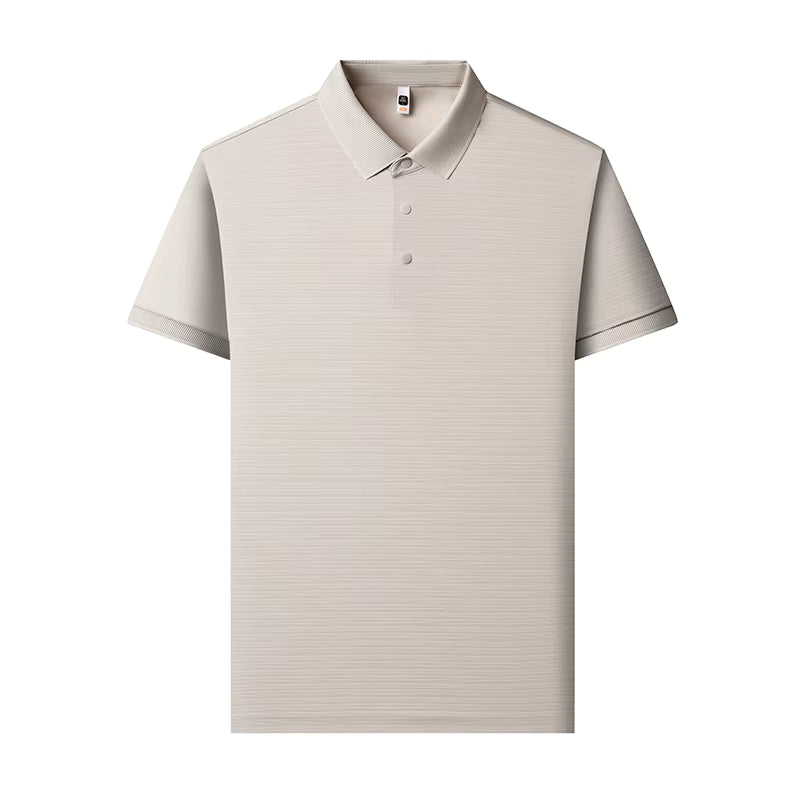 camisa polo masculina jacquard com textura 3d e tecido tecnológico respirável exibida em cabide mostrando detalhes do tecido