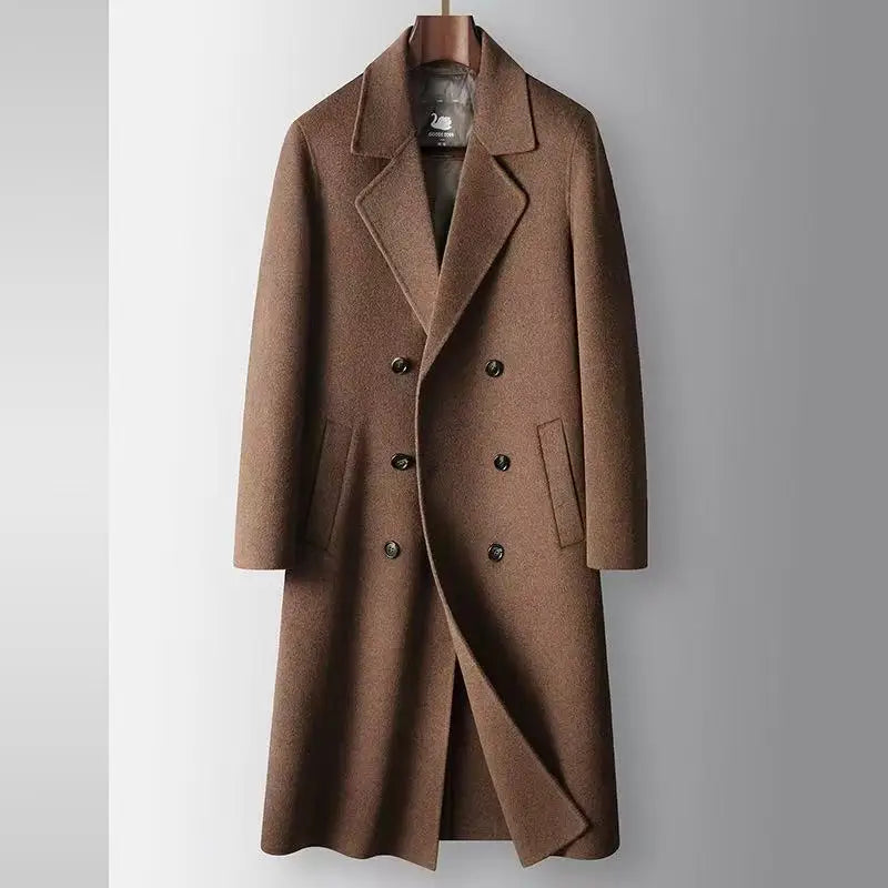 Sobretudo masculino de lã premium marrom com fechamento transpassado duplo, modelagem longa e design elegante para inverno