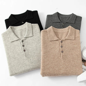 Suéter masculino em lã merino bege com gola polo e botões frontais dobrado com acabamento elegante