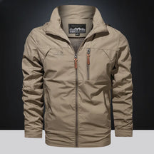 Jaqueta masculina bege corta-vento com capuz oculto e fechamento em zíper estilo outdoor premium.