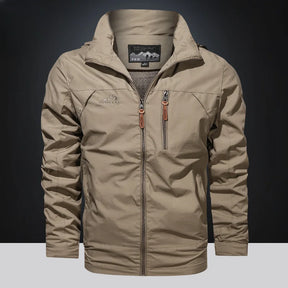 Jaqueta masculina bege corta-vento com capuz oculto e fechamento em zíper estilo outdoor premium.