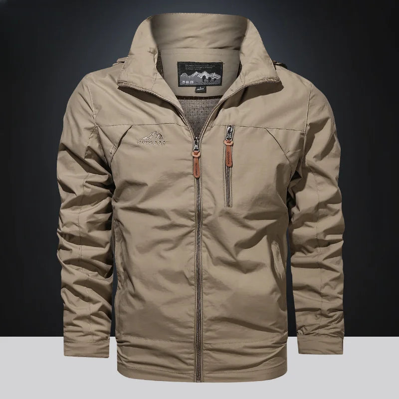 Jaqueta masculina bege corta-vento com capuz oculto e fechamento em zíper estilo outdoor premium.