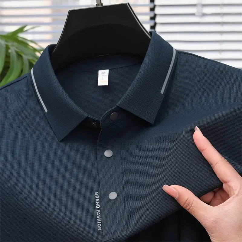 camisa polo masculina azul marinho com tecido tecnológico respirável e elasticidade exibida em cabide mostrando textura do tecido