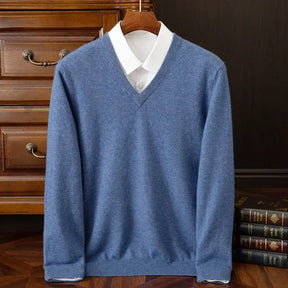 Suéter masculino em cashmere com gola V elegante usado com camisa social para look sofisticado de inverno