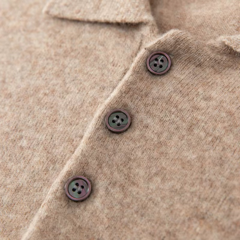 Suéter masculino em lã merino com gola polo e botões frontais dobrado com acabamento elegante