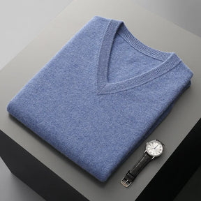 Colete masculino em lã  com gola V dobrado sobre superfície minimalista com visual elegante