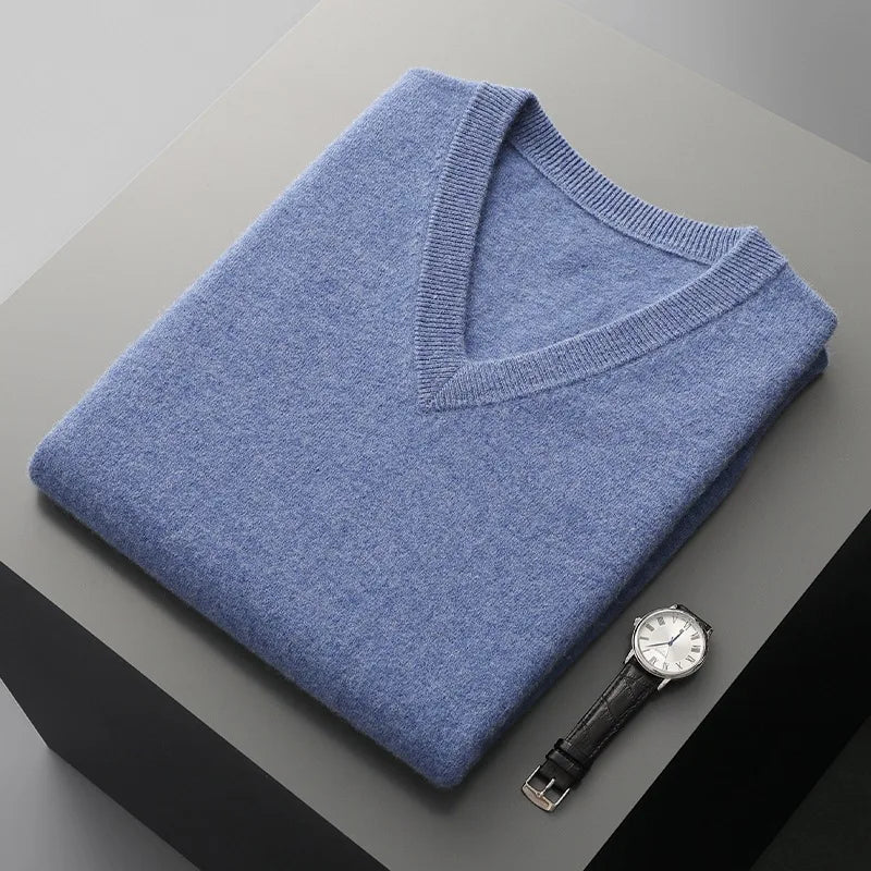Colete masculino em lã  com gola V dobrado sobre superfície minimalista com visual elegante