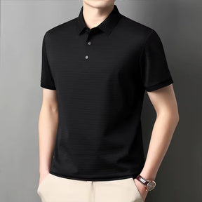 camisa polo masculina jacquard com textura 3d e tecido tecnológico respirável exibida em cabide mostrando detalhes do tecido