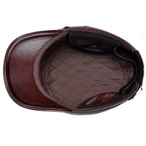 Boné masculino marrom em couro legítimo estilo militar vintage com aba curva e acabamento premium.