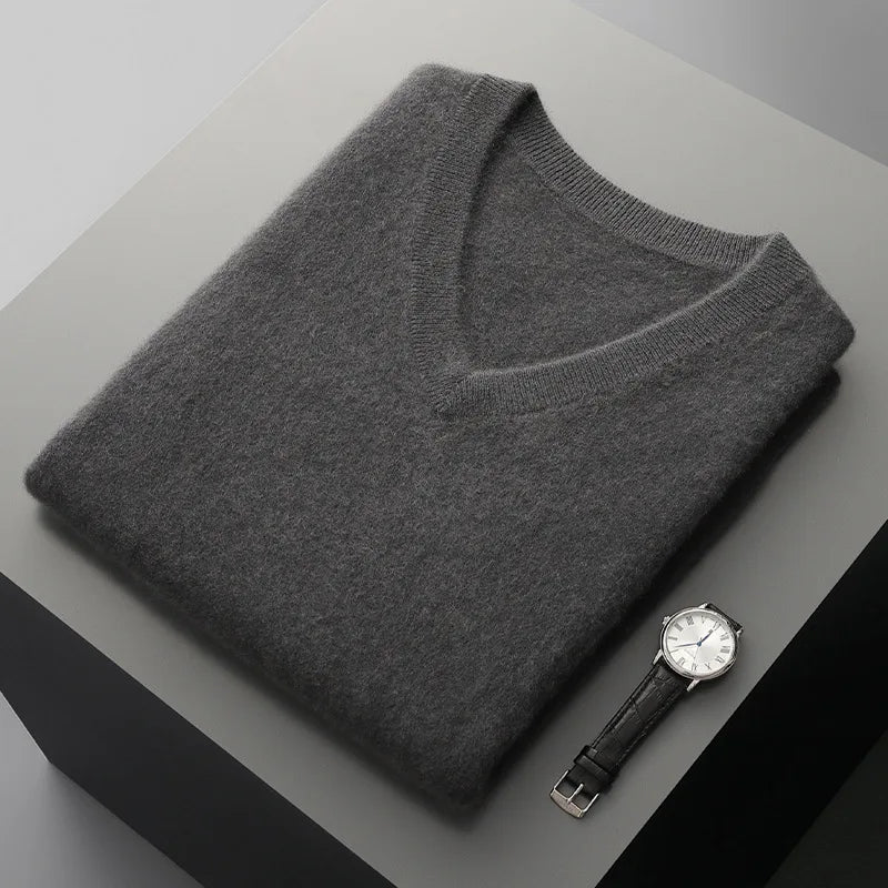 Colete masculino em lã  com gola V dobrado sobre superfície minimalista com visual elegante