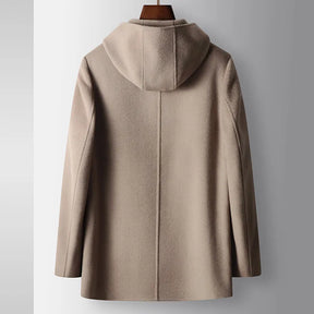 Sobretudo masculino bege em lã com capuz, modelo elegante com fechamento em zíper e design minimalista para inverno.
