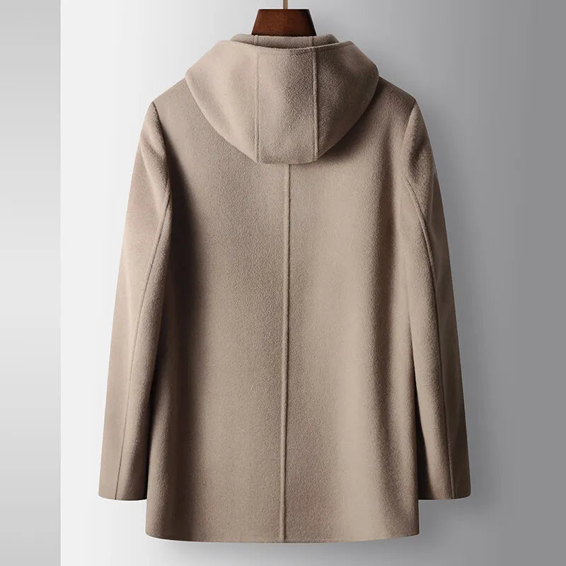 Sobretudo masculino bege em lã com capuz, modelo elegante com fechamento em zíper e design minimalista para inverno.