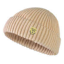 Gorro Unissex Brooklyn Knit em tricô canelado com design moderno e estilo urbano para inverno.