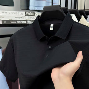 camisa polo masculina jacquard com textura 3d e tecido tecnológico respirável exibida em cabide mostrando detalhes do tecido