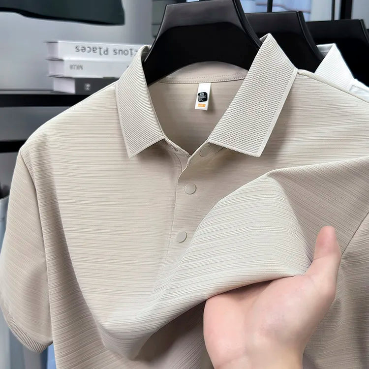 camisa polo masculina jacquard com textura 3d e tecido tecnológico respirável exibida em cabide mostrando detalhes do tecido