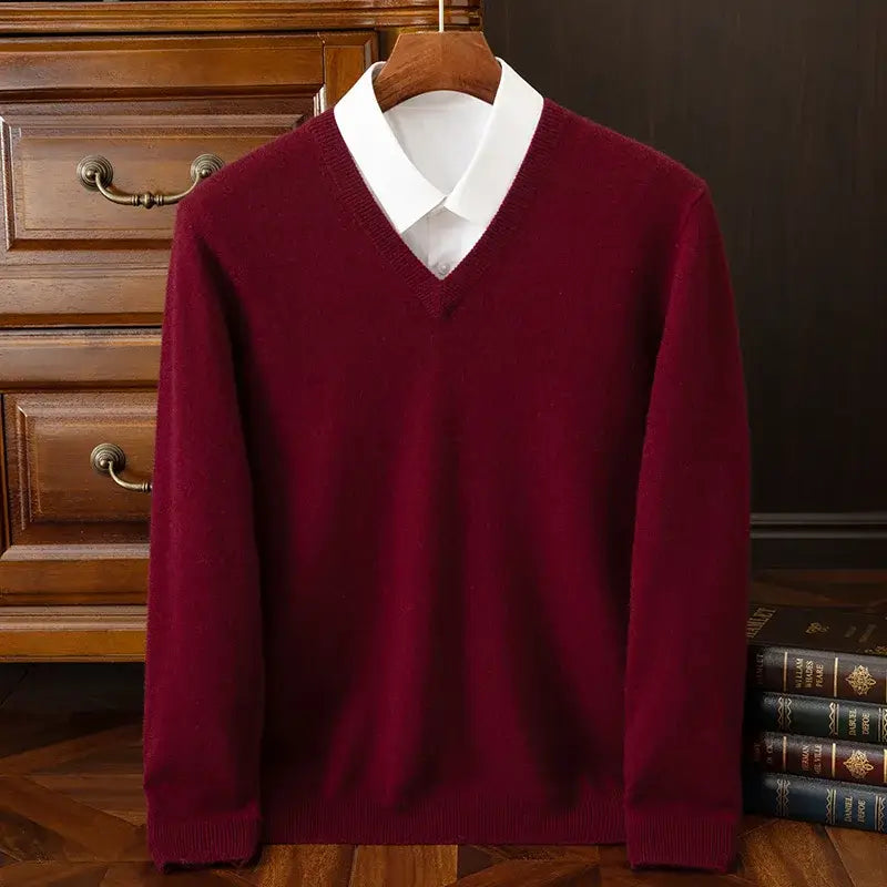 Suéter masculino em cashmere vinho com gola V elegante usado com camisa social para look sofisticado de inverno