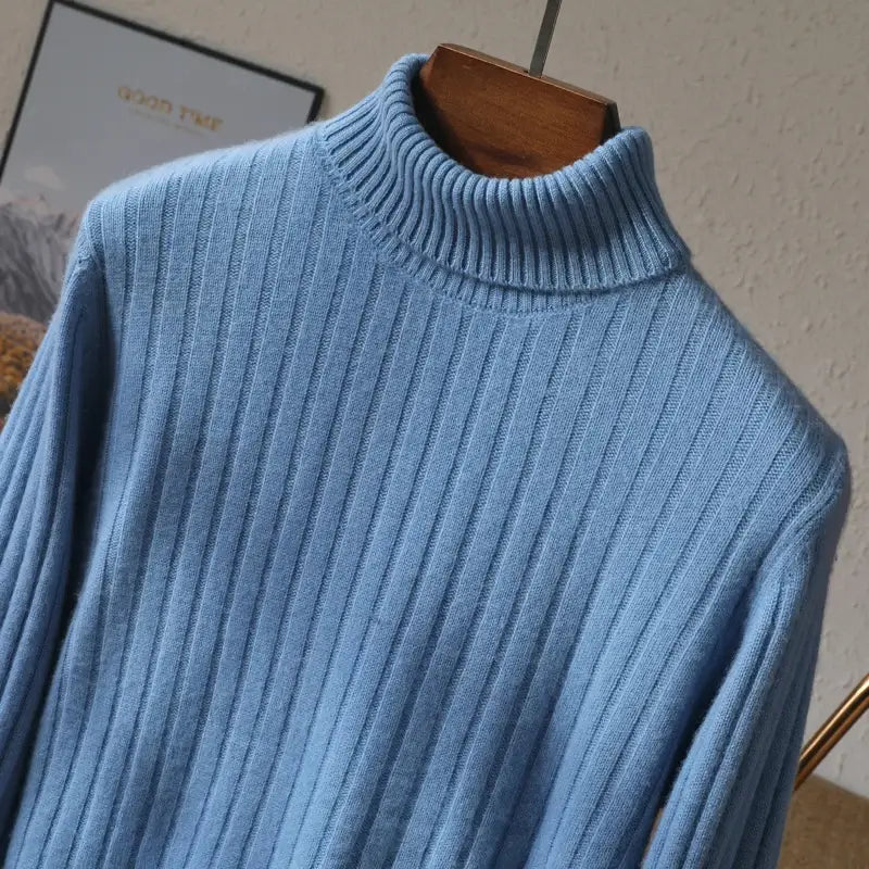 Suéter masculino gola alta em lã merino com textura canelada e visual elegante para inverno