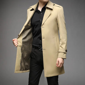 Trench coat masculino elegante com corte alongado e fechamento por botões frontais