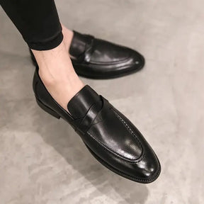 Sapato Mocassim Em Couro  confortável, modelo social, ideal para uso diário e ocasiões especiais.