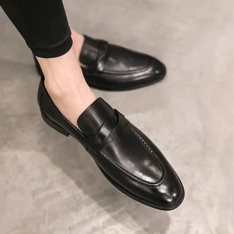 Sapato Mocassim Em Couro  confortável, modelo social, ideal para uso diário e ocasiões especiais.