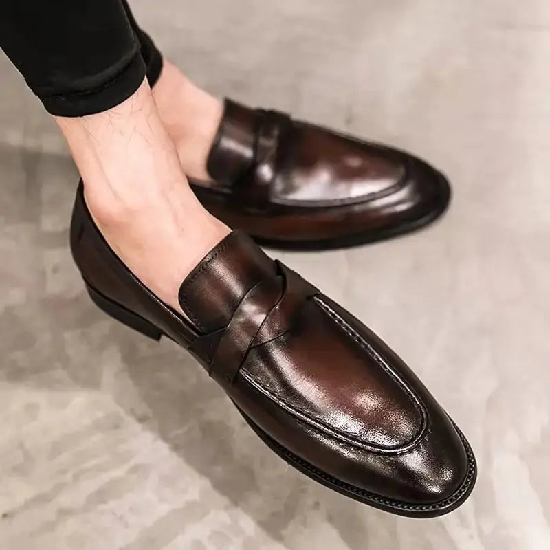 Sapato Mocassim Em Couro  confortável, modelo social, ideal para uso diário e ocasiões especiais.