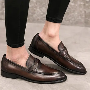 Sapato Mocassim Em Couro  confortável, modelo social, ideal para uso diário e ocasiões especiais.