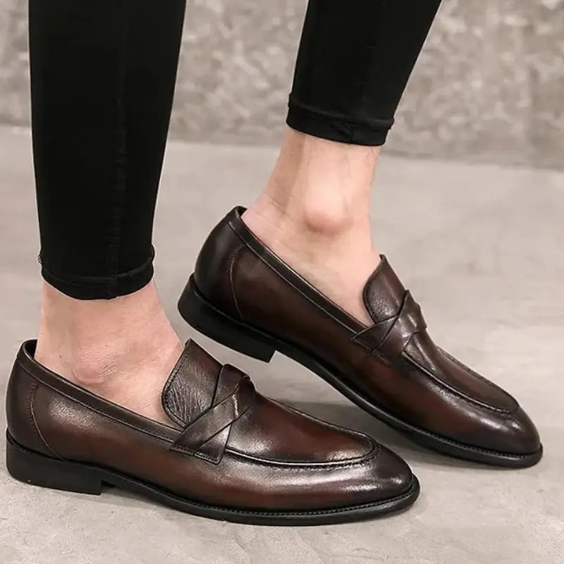 Sapato Mocassim Em Couro  confortável, modelo social, ideal para uso diário e ocasiões especiais.