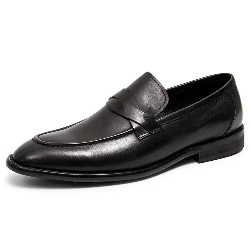 Sapato Mocassim Em Couro  confortável, modelo social, ideal para uso diário e ocasiões especiais.