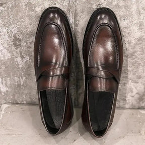 Sapato Mocassim Em Couro  confortável, modelo social, ideal para uso diário e ocasiões especiais.