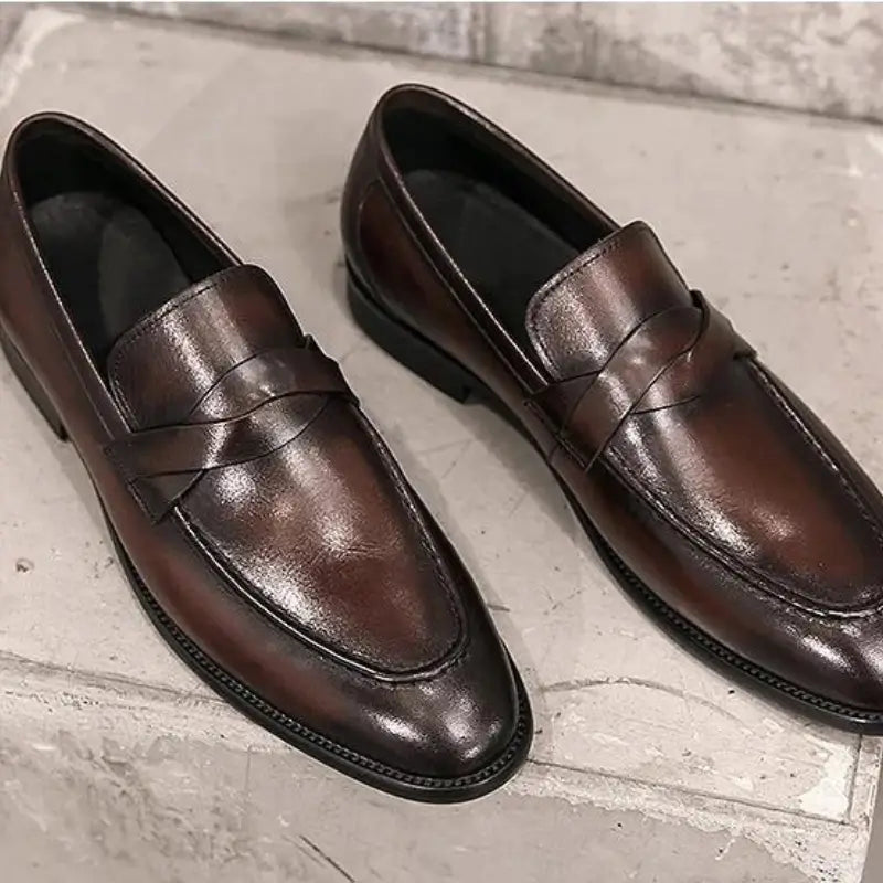 Sapato Mocassim Em Couro  confortável, modelo social, ideal para uso diário e ocasiões especiais.