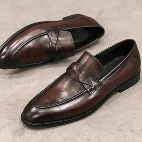 Sapato Mocassim Em Couro  confortável, modelo social, ideal para uso diário e ocasiões especiais.