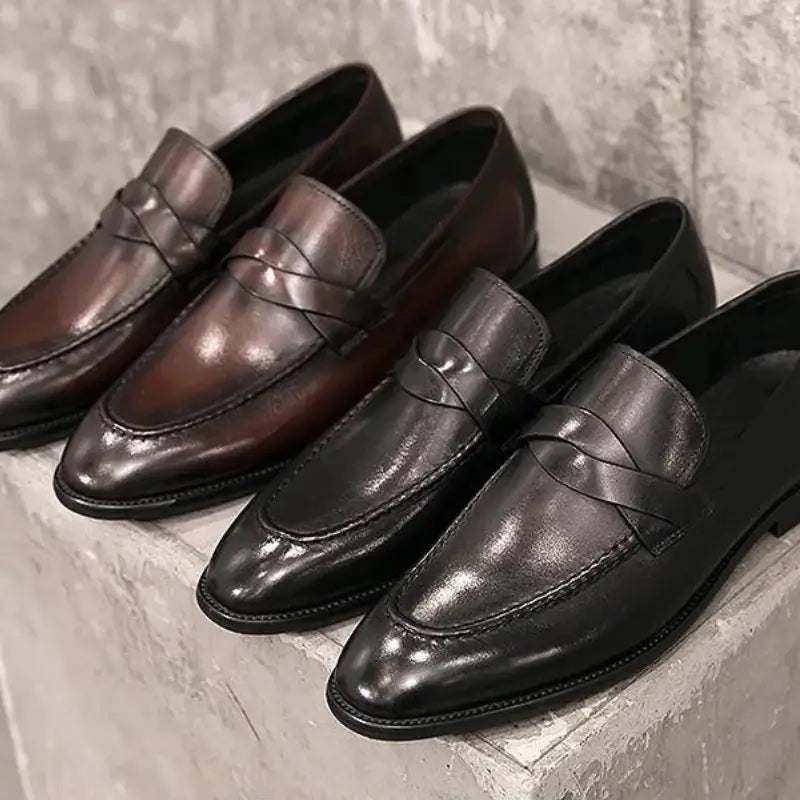 Sapato Mocassim Em Couro  confortável, modelo social, ideal para uso diário e ocasiões especiais.