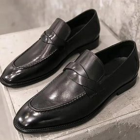 Sapato Mocassim Em Couro  confortável, modelo social, ideal para uso diário e ocasiões especiais.
