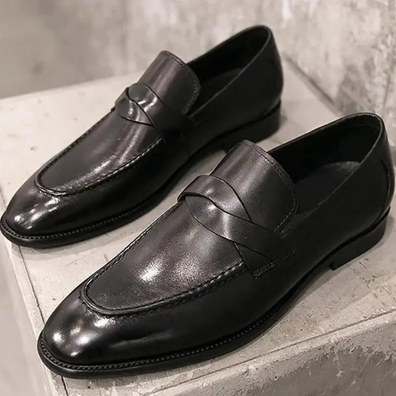 Sapato Mocassim Em Couro  confortável, modelo social, ideal para uso diário e ocasiões especiais.