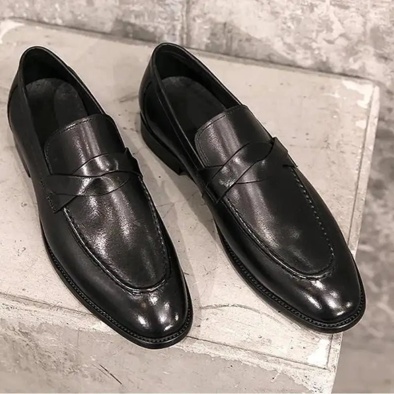 Sapato Mocassim Em Couro  confortável, modelo social, ideal para uso diário e ocasiões especiais.
